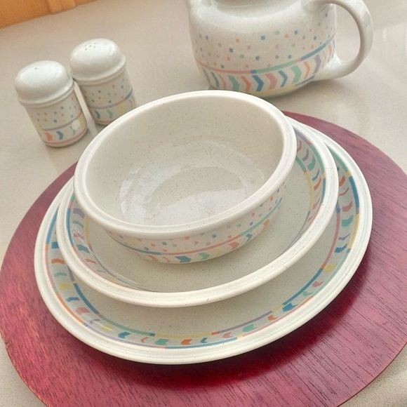 A super unique, and vintage collection of Thomas dinnerware and serving set. - Picture 3 of 4